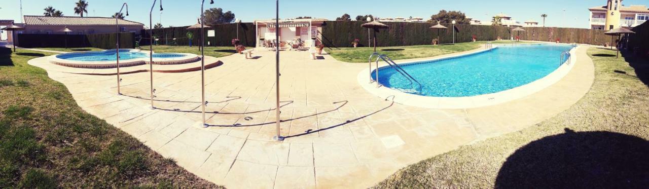 Fabulous detached large villa 5 bedrooms 3 bathrooms backing onto Villamartin Golf Course Exterior foto