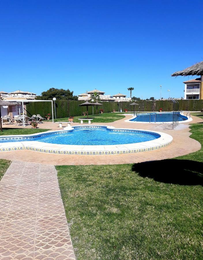 Fabulous detached large villa 5 bedrooms 3 bathrooms backing onto Villamartin Golf Course Exterior foto